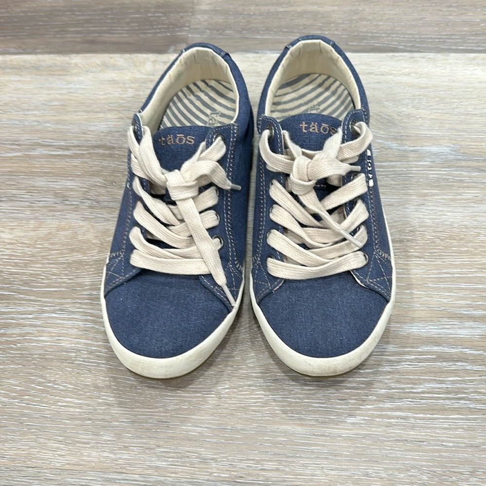Taos Tennis shoe.